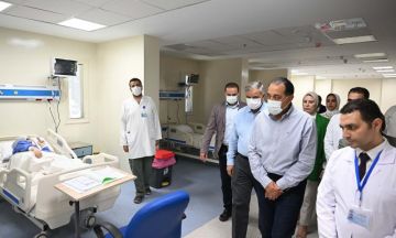 رئيس الوزراء يتفقد مشروع تطوير مركز القسطرة وجراحة القلب والصدر بمستشفى شرق المدينة