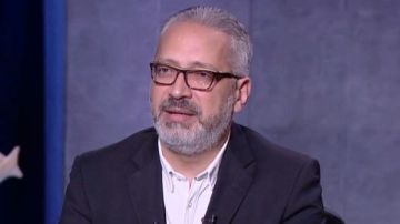 عندنا اسمها مشبك لفظ خارج على الهواء من تامر أمين لقبلة راغب علامة