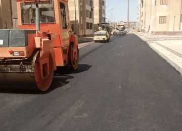 استمرار أعمال رصف الطرق الداخلية بمراكز الوادي الجديد