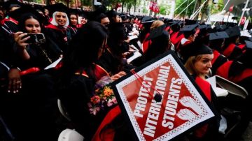 ترامب يصعد المواجهة مع جامعة هارفارد: تهديد بسحب الاعتماد واستدعاء سجلات الطلاب الدوليين ترامب يصعد المواجهة مع جامعة هارفارد: تهديد بسحب الاعتماد واستدعاء سجلات الطلاب الدوليين