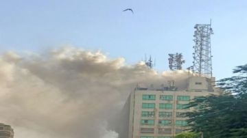تطورات حريق سنترال رمسيس.. قطع الكهرباء والغاز والدفع بأوناش لإنقاذ المحتجزين فيديو تطورات حريق سنترال رمسيس.. قطع الكهرباء والغاز والدفع بأوناش لإنقاذ المحتجزين فيديو