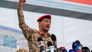 بصاروخ فلسطين 2 .. الحوثيون يعلنون استهداف مطار اللد وهروب جماعي للملاجئ