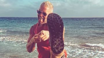 تامر هجرس ينشر صورة جديدة أثناء وجوده على شاطئ البحر ..شاهد