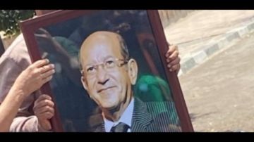 صورة لطفي لبيب حاضرة في عزائه بكنيسة مار مرقس