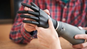 كيف تكون الطهارة لمن بترت بعض أطرافه وركب أطرافا صناعية؟.. الإفتاء تجيب