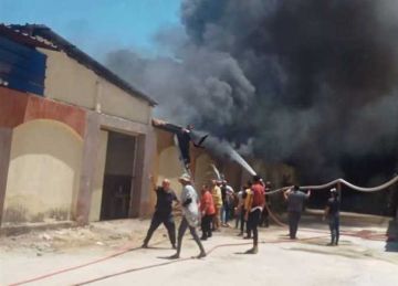 15 مليون جنية خسائر مبدئية لـ حريق مصنع الإسفنج بدمياط (صور)