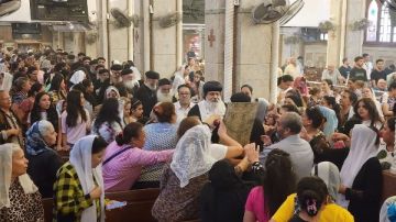 اجتماع كهنة وتطييب رفات القوي الأنبا موسى بحلوان .. صور