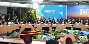 على هامش قمة مجموعة بريكس .. رئيس الوزراء يلتقي رئيس جمهورية الأوروجواي