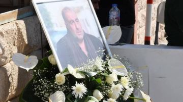 إدوارد وباسم سمرة في عزاء المخرج سامح عبد العزيز إدوارد وباسم سمرة في عزاء المخرج سامح عبد العزيز