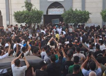 بعد تأخيرها ساعات.. تشييع جثمان الفنان الراحل أحمد عامر (صور)