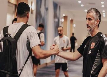 ريبيرو يحاضر لاعبي الأهلي قبل انطلاق تدريبات الفريق بطبرقة