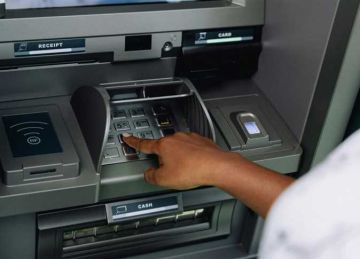 رسوم السحب من ماكينات ATM في البنوك.. البنك التجاري يسجل أعلى قيمة