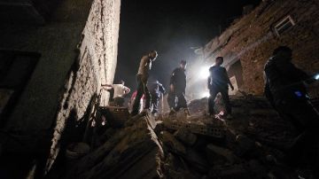 إنقاذ 3 أشخاص والبحث عن مسنة أسفل أنقاض منزل أسيوط المنهار