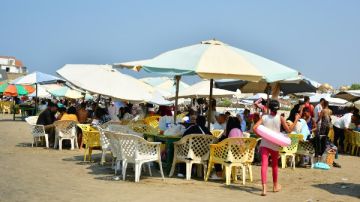 شواطئ بورسعيد تستقبل الآلاف من الزوار خلال عطلة نهاية الأسبوع