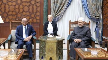 شيخ الأزهر يستقبل سفير كمبوديا ويناقشان تعزيز التعاون العلمي والدعوي شيخ الأزهر يستقبل سفير كمبوديا ويناقشان تعزيز التعاون العلمي والدعوي