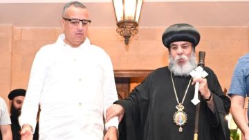 مبارك يزور كاتدرائية السمائيين بشرم الشيخ ويلتقي الأنبا أبوللو لبحث عدد من الموضوعات الاجتماعية والإنسانية مبارك يزور كاتدرائية السمائيين بشرم الشيخ ويلتقي الأنبا أبوللو لبحث عدد من الموضوعات الاجتماعية والإنسانية