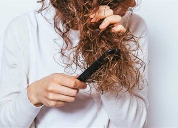  اعرفي هتسرحي شعرك بمشط ولا فرشاه .. وودعي تساقط الشعر للأبد