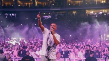 عمرو دياب يشعل حفل الرياض وسط أكبر حضور جماهيري صور