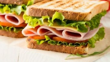 كلوب ساندوتش الدجاج بثلاث طبقات غنية ونكهة لا تقاوم كلوب ساندوتش الدجاج بثلاث طبقات غنية ونكهة لا تقاوم