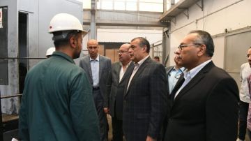 وزير الإنتاج الحربي يطمئن على سير العملية الإنتاجية بمصنع 99