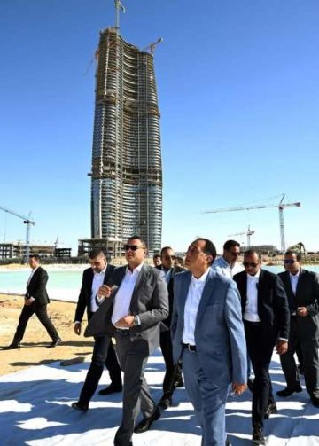 رئيس الوزراء يتفقد أعمال مشروعات أبراج الداون تاون و داون تاون لاجون بمدينة العلمين الجديدة