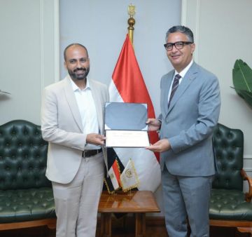 وزير التموين يكرم صاحب أفضل فكرة عبر منصة حوار والمتعلقة بتتبع السلع الغذائية وزير التموين يكرم صاحب أفضل فكرة عبر منصة حوار والمتعلقة بتتبع السلع الغذائية