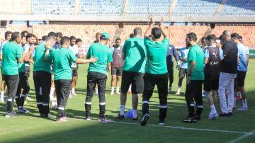 ريبيرو أشاد بقدراته.. أحمد حسن يكشف حقيقة مفاوضات الأهلي لضم توفيق محمد ريبيرو أشاد بقدراته.. أحمد حسن يكشف حقيقة مفاوضات الأهلي لضم توفيق محمد