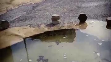 كسر ماسورة مياه يتسبب في هبوط أرضي بزهراء أكتوبر الجديدة.. صور