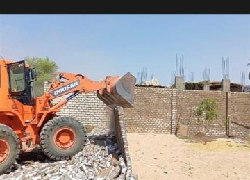 إزالة 257 مخالفة على الأرض الزراعية وأملاك الدولة بمركز إسنا في الأقصر