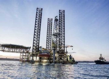 غطاسون محترفون يشاركون في البحث عن المفقودين في حادث حفار جبل الزيت