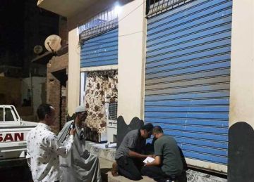 غلق وتشميع عشرات المحلات والمقاهي المخالفة بمراكز ومدن أسوان