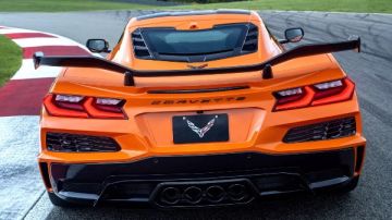 رغم تخفيضات الأسعار.. تكدس سيارات كورفيت Z06 داخل المعارض رغم تخفيضات الأسعار.. تكدس سيارات كورفيت Z06 داخل المعارض