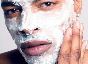 للرجال.. أفضل ماسك طبيعي لترطيب البشرة والتخلص من حروق الشمس في الصيف