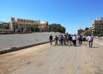 محافظ أسوان يوجه بالانتهاء من تطوير وتوسعة طريق السادات طبقا للبرنامج الزمني