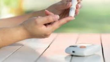 نشرة المرأة والمنوعات: علامات مبكرة تظهر عند الإصابة بسرطان الكلى.. طريقة دقيقة لقياس سكر الدم في المنزل نشرة المرأة والمنوعات: علامات مبكرة تظهر عند الإصابة بسرطان الكلى.. طريقة دقيقة لقياس سكر الدم في المنزل