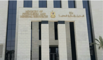 وحدات البترول تنقذ مركب حاويات تابع للنقل البحري بغارب