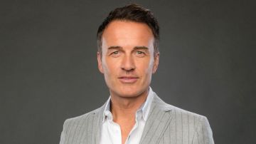 الكشف عن سبب وفاة الممثل جوليان مكماهون عن عمر 56 عاما