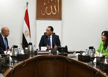 رئيس الوزراء يتابع مع وزير التعليم تطوير 94 منهجا لجميع المراحل التعليمية