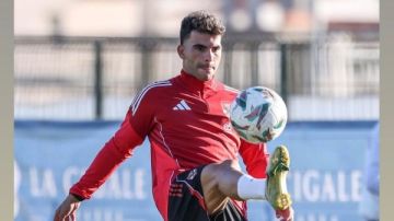 زيزو يشارك جمهوره صورا من تدريبات الأهلي في تونس