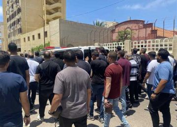 أهالى الإسكندرية يشيعون جثمان أحد ضحايا غرق الحفار البحري في جبل الزيت