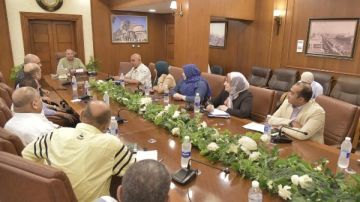 محافظ بورسعيد يستعرض مع أصحاب المحال التجارية خطة تطوير منطقة العرب