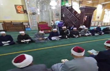 مقرأة للأئمة لقراءة سورة الكهف بالمسجد الإبراهيمي بدسوق.. صور