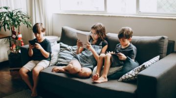 7 خطوات ذكية لتنظيم استخدام الأطفال للموبايل والتابلت في الصيف
