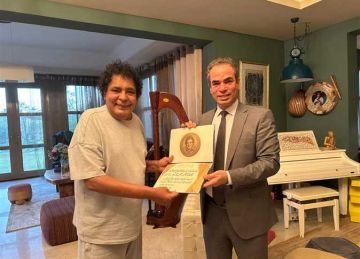 تكريم الكينج .. المسلماني يسلم محمد منير وسام ماسبيرو للإبداع