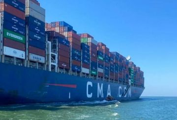 قناة السويس تشهد عبور سفينة الحاويات CMA CGM ZEPHYR ضمن قافلة الجنوب