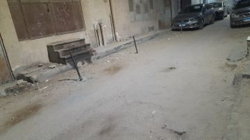 مواطنون يستولون على الطريق العام بحواجز في حدائق القبة لحجز أماكن السيارات