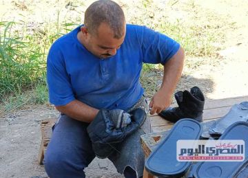 تحدى الإعاقة.. رضا عمر يكسب قوت يومه من الأحذية بعد إصابة خطيرة في المخ