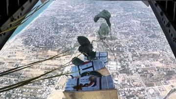 تنفيذا لتوجيهات الرئيس السيسي مصر تسقط أطنان المساعدات جوا على قطاع غزة.. فيديو