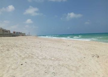 شاطئ أبوتلات خالي من المصطافين.. وإغلاقه لحين انتهاء التحقيقات (صور)