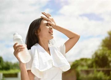 مع تجاوز درجات الحرارة حاجز الـ40.. 6 أعراض تنذر بالإصابة بضربة شمس (لا تتجاهلها)